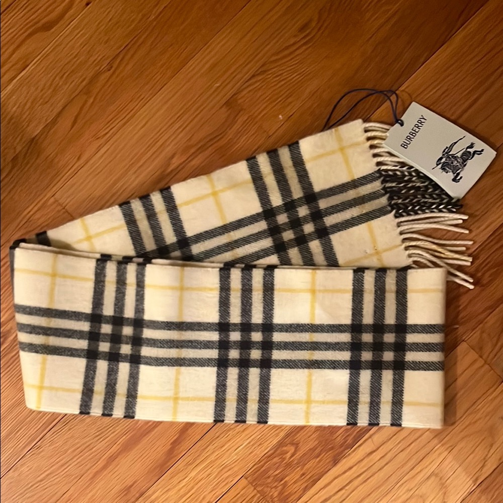 Burberry Elegant Black and Cream Scarf